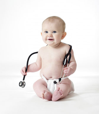 Uśmiechnięte dziecko ze stetoskopem w rękach